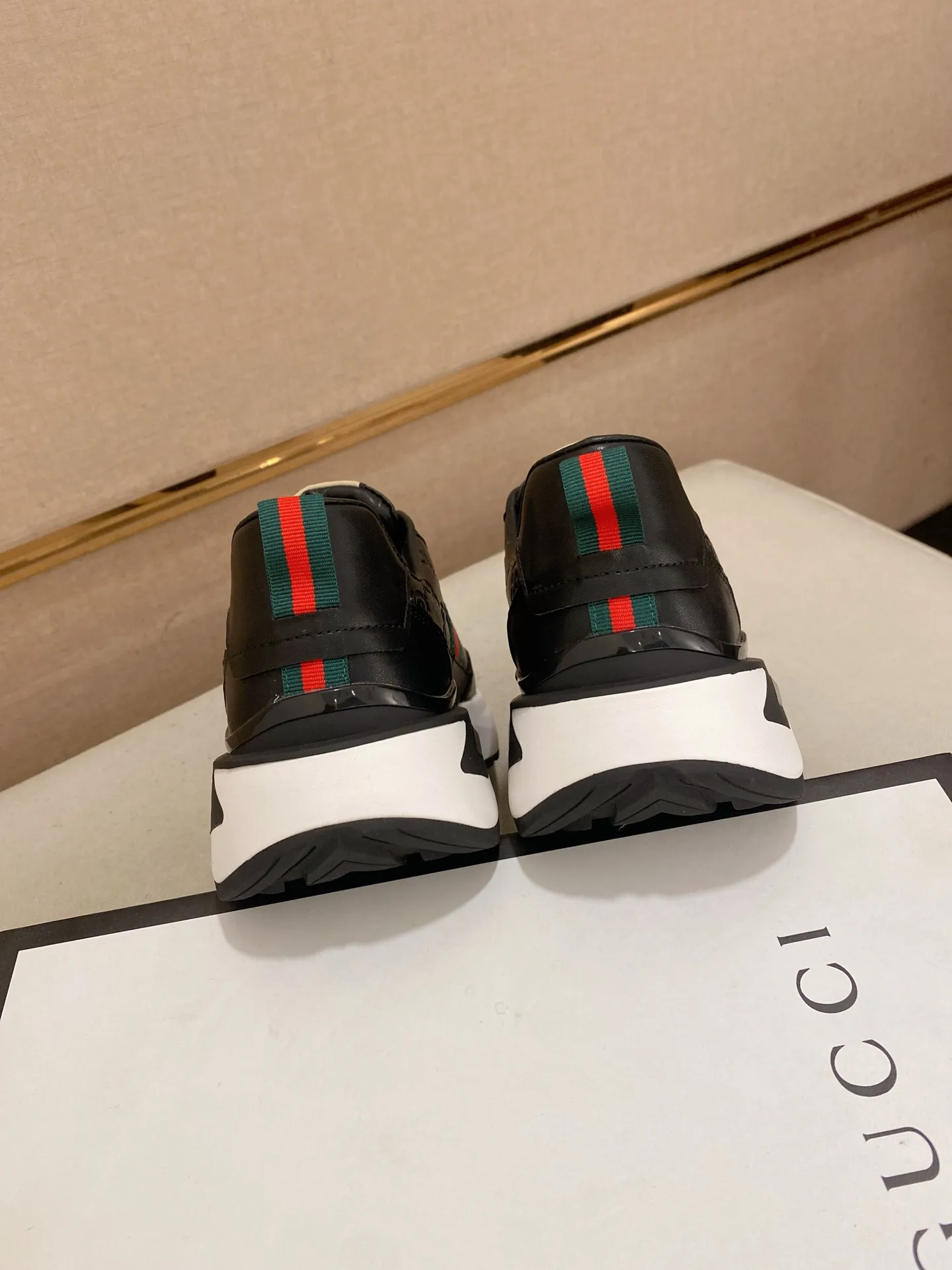 Men's shoes 💰 462💰The new GUCCI (Gucci) counters are launched simultaneously. The new men's shoes, 😘fabrics are selected from imported cowhide, and the lining is sheepskin lining. 👍🏿 High-end ☄️ air-cushion molded anti-slip rubber outsole, exquisite lines, simple and elegant, comfortable and high-end for leisure travel. Code number: 38 to 44 (45 can be customized and cannot be returned or exchanged)